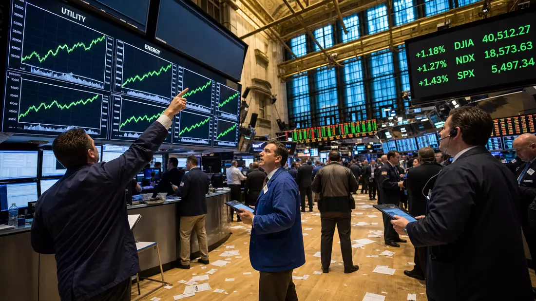 Redaktionelles Foto des NYSE-Handelsparkett mit Händlern und Kursdiagrammen für Versorgungsaktien