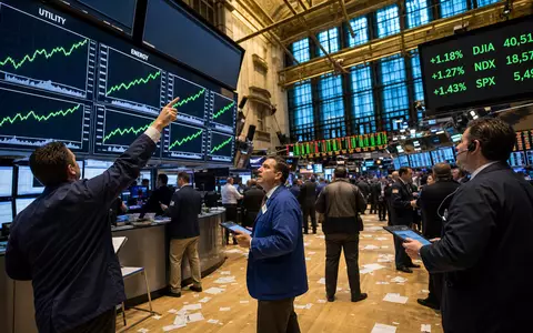 CenterPoint Energy Inc. NYSE-Handelsparkett mit steigenden Utility-Sektor-Charts auf großen Bildschirmen, ISIN US15189T1079 - Foto: THN