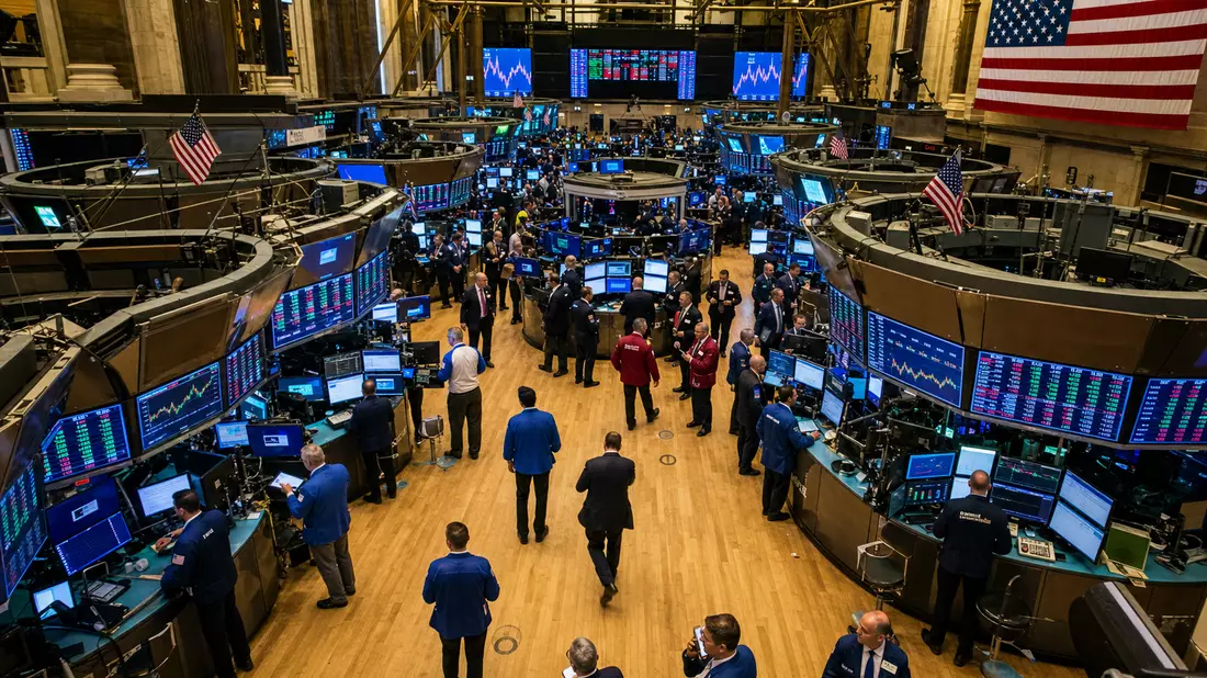 Redaktionelle Aufnahme des NYSE-Börsenparkett mit Händlern und Kursanzeigetafeln