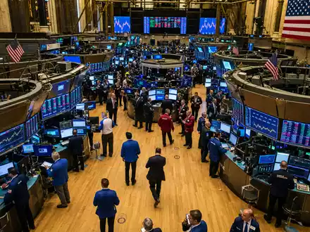 Charles Schwab Corp. US8085131050 NYSE Trading-Floor Editorial mit aktiven Börsenhändlern bei laufender Handelssitzung - Foto: THN