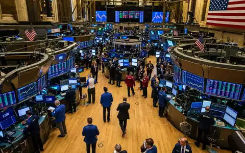 Charles Schwab Corp. US8085131050 NYSE Trading-Floor Editorial mit aktiven Börsenhändlern bei laufender Handelssitzung - Foto: THN