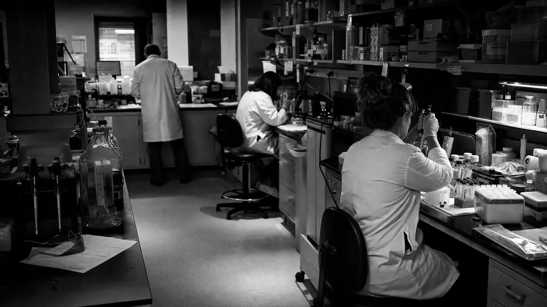 Schwarzweiß-Reportage: Forscher im Biopharma-Labor bei der Arbeit