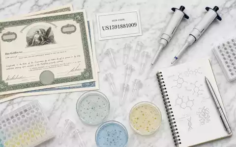 Charles River Laboratories Biotech-Flatlay mit Aktienzertifikat, Pipetten und Petrischalen, ISIN US1591881009, Investoren-Stil - Foto: THN