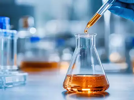 Charles River Laboratories Pharmaforschung als Makro-Detailaufnahme eines Laborkolbens mit Zellkulturmedium, ISIN US1591881009 - Foto: THN