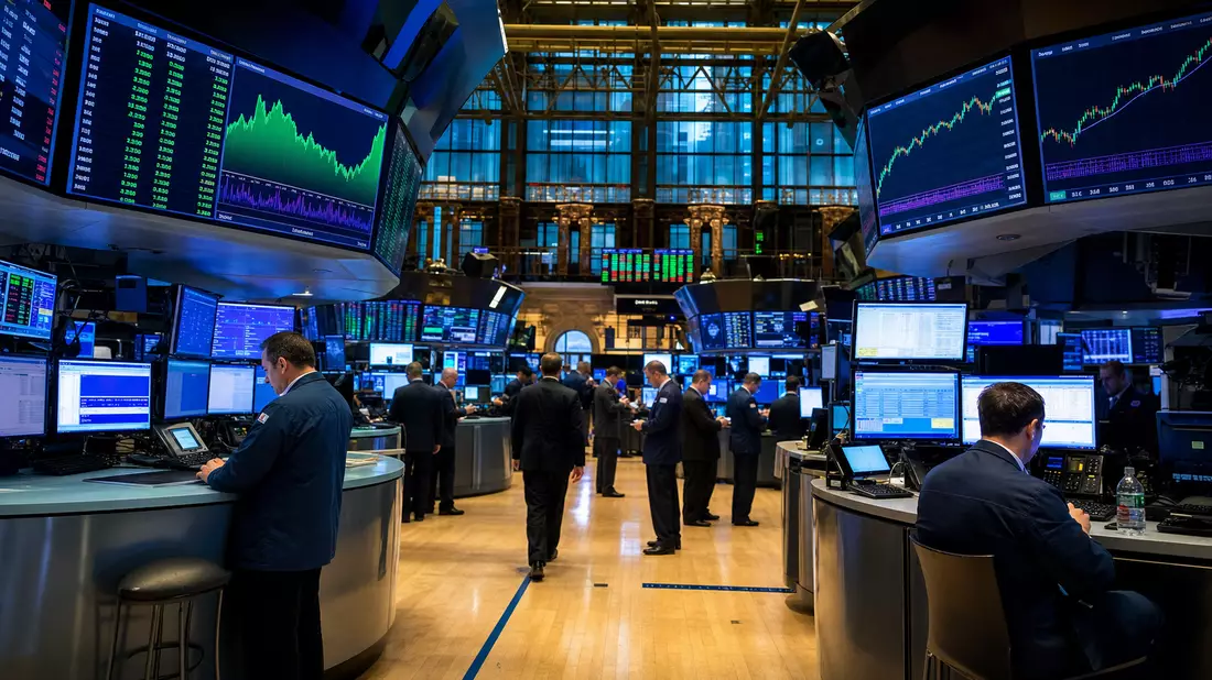 NYSE-Börsenparkett: Händler vor Monitoren mit steigenden Biotech-Aktienkurven