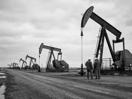Hess Corporation zeigt Ölfeld-Arbeiter in Schwarzweiß an Pumpjacks in der nordDakota-Prärie, US42809H1077 - Foto: THN