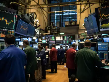 Hess Corporation NYSE-Handelssaal zeigt Händler und Energiesektor-Charts auf leuchtenden Monitoren, ISIN US42809H1077 - Foto: THN