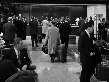 Hilton Worldwide Hotellobby in Schwarzweiß, US43300A2033, Reisende mit Gepäck an der Rezeption im Vintage Stil - Foto: THN