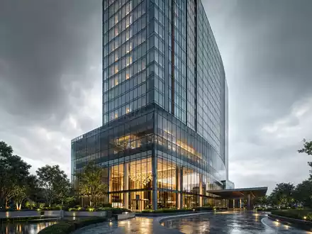 Hilton Worldwide modernes Hochhaus im CGI Render, US43300A2033, Glasfassade mit Atrium und Grünanlagen davor - Foto: THN