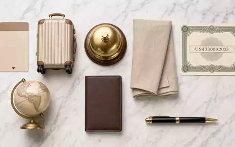 Hilton Worldwide Flatlay mit Aktien Karte US43300A2033, Hotelglocke und Reise Utensilien auf weißem Marmor - Foto: THN