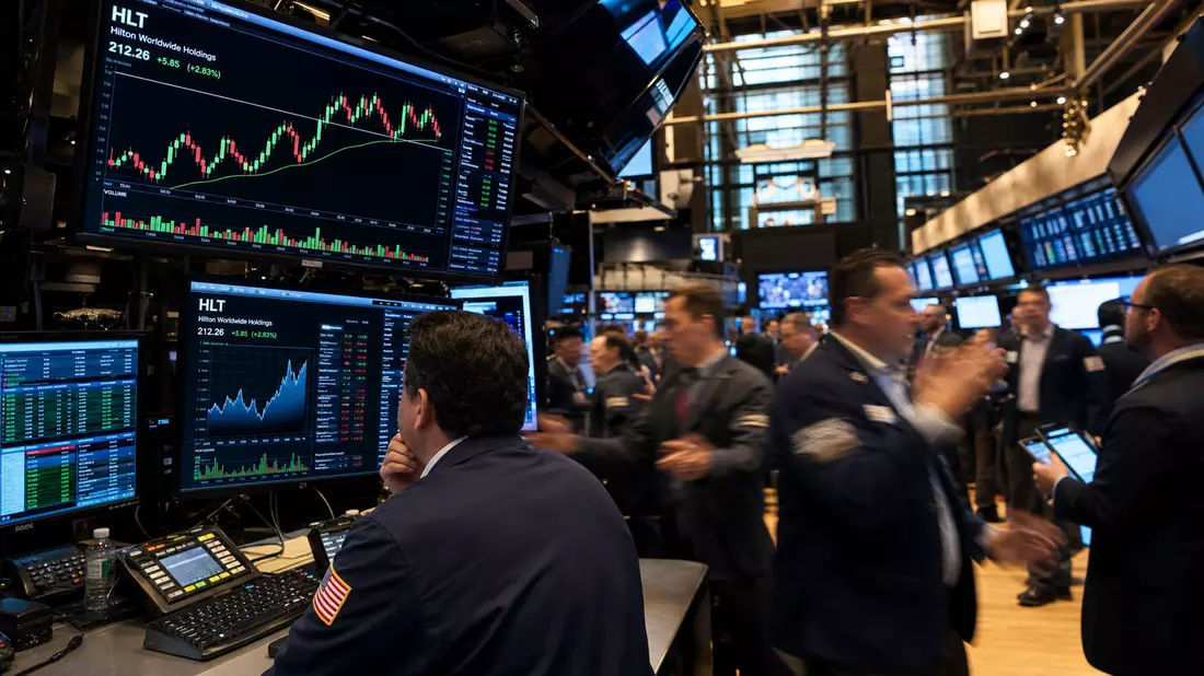 NYSE-Börsenparkett mit Hilton Worldwide HLT-Kursanzeigen und Händlern im Editorial-Fotostil