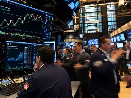 Hilton Worldwide NYSE Handelsparkett mit HLT Charts, US43300A2033, Börsenhändler bei der Arbeit im Editorial Stil - Foto: THN