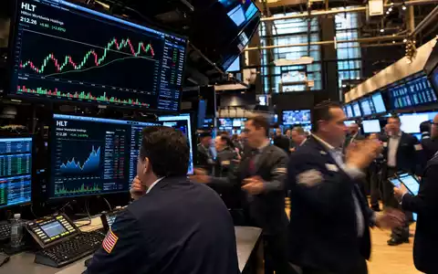 Hilton Worldwide NYSE Handelsparkett mit HLT Charts, US43300A2033, Börsenhändler bei der Arbeit im Editorial Stil - Foto: THN