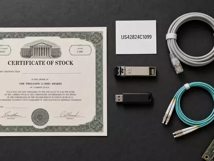 Hewlett Packard Enterprise US42824C1099 Flatlay mit Aktienzertifikat, ISIN-Karte und Netzwerkkomponenten auf schwarzem Schiefer - Foto: THN