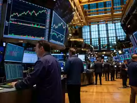 Hewlett Packard Enterprise US42824C1099 an der NYSE: Börsenhändler vor Tech-Sektor-Kursdiagrammen auf großen Bildschirmen - Foto: THN