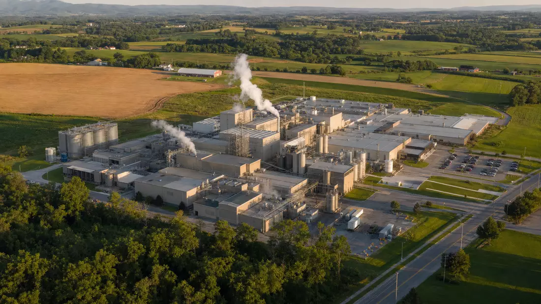 Luftaufnahme einer großen Süßwarenfabrik der Hershey Company inmitten grüner Pennsylvania-Farmlandschaft