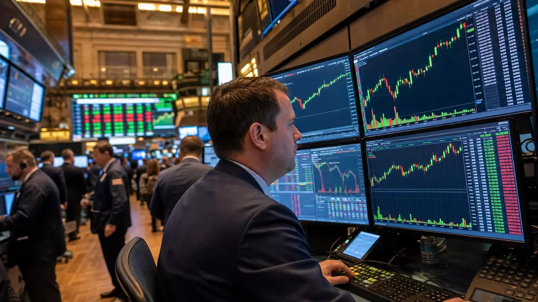 Redaktionelles Foto des NYSE-Handelsparkett mit Händlern an Monitoren und Candlestick-Charts für Konsumgüterwerte