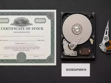 Seagate Technology (IE00B58PMW19): stilvolles Flatlay mit Aktienzertifikat, ISIN-Karte und offen liegenden Festplattenkomponenten von oben fotografiert - Foto: THN