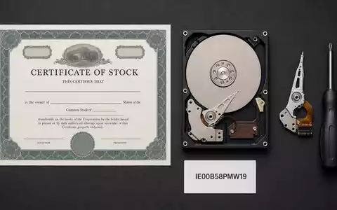 Seagate Technology (IE00B58PMW19): stilvolles Flatlay mit Aktienzertifikat, ISIN-Karte und offen liegenden Festplattenkomponenten von oben fotografiert - Foto: THN