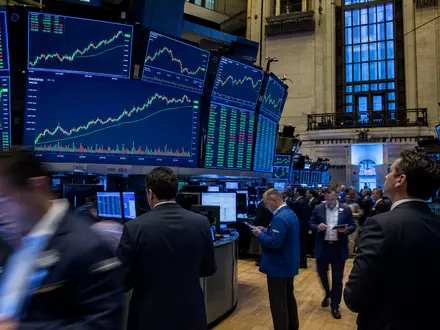 Seagate Technology (IE00B58PMW19): Börsen-Editorial-Foto eines belebten Trading-Floors mit Tech-Sektor-Kurscharts auf großen Bildschirmen - Foto: THN
