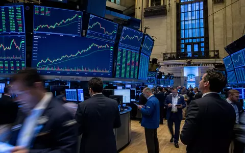Seagate Technology (IE00B58PMW19): Börsen-Editorial-Foto eines belebten Trading-Floors mit Tech-Sektor-Kurscharts auf großen Bildschirmen - Foto: THN