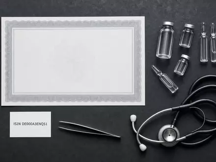 SCHOTT Pharma (DE000A3ENQ51) Flatlay mit Aktienzertifikat, ISIN-Karte, Glasfläschchen und medizinischen Utensilien sorgfältig arrangiert dargestellt - Foto: THN