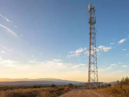 SBA Communications (ISIN US78410G1040) betreibt Sendemasten wie diesen in offener Landschaft bei Sonnenuntergang - Foto: THN