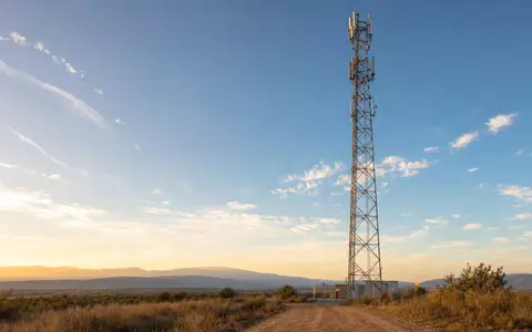 SBA Communications (ISIN US78410G1040) betreibt Sendemasten wie diesen in offener Landschaft bei Sonnenuntergang - Foto: THN