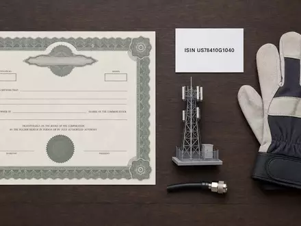 SBA Communications (ISIN US78410G1040) symbolisiert dieses Flatlay mit Aktienzertifikat, ISIN-Karte und Mastmodell - Foto: THN