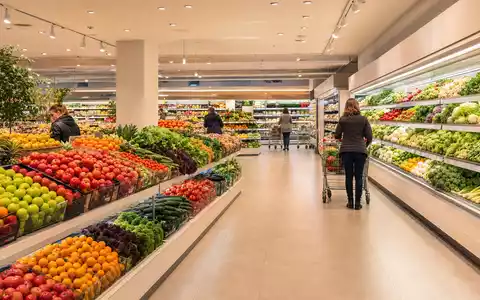 Fotorealistische Supermarkt-Frischeabteilung symbolisiert Ahold Delhaize NL0011794037 im internationalen Lebensmitteleinzelhandel mit bunten Regalen und Einkaufswagen - Foto: THN