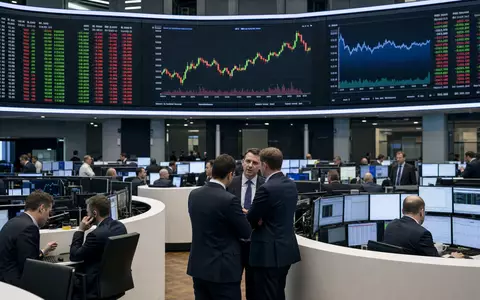 Editorial-Aufnahme des Frankfurter Börsenparketts mit Kursdiagrammen bebildert die DAX-Notierung von Allianz SE, ISIN DE0008404005, treffend - Foto: THN