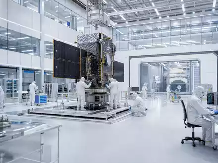 Airbus SE (NL0000235190) zeigt einen modernen Architektur-Render eines hochmodernen Reinraums für die Satellitenmontage im Detail - Foto: THN