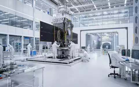 Airbus SE (NL0000235190) zeigt einen modernen Architektur-Render eines hochmodernen Reinraums für die Satellitenmontage im Detail - Foto: THN