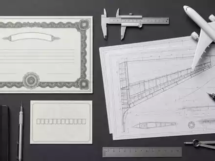Airbus SE (NL0000235190) arrangiert ein Flatlay mit Aktienzertifikat, ISIN-Karte und Luftfahrt-Werkzeugen auf Tisch - Foto: THN