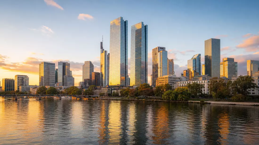 Fotorealistische Skyline von Frankfurt am Main mit modernen Bürotürmen bei Sonnenuntergang