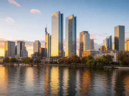 Deutsche Bank AG (DE0005140008) Fotorealismus zeigt Frankfurts Skyline, Symbolbild fĂŒr Bankensektor am Finanzplatz - Foto: THN