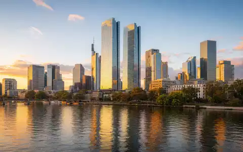 Deutsche Bank AG (DE0005140008) Fotorealismus zeigt Frankfurts Skyline, Symbolbild für Bankensektor am Finanzplatz - Foto: THN