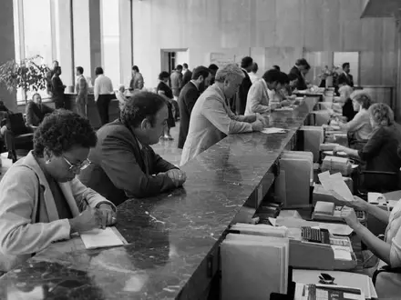Deutsche Bank AG (DE0005140008) SW-Reportage dokumentiert Bankfiliale, authentische Momentaufnahme im journalistischen Schwarzweiß-Stil - Foto: THN