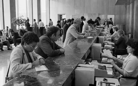 Deutsche Bank AG (DE0005140008) SW-Reportage dokumentiert Bankfiliale, authentische Momentaufnahme im journalistischen Schwarzweiß-Stil - Foto: THN