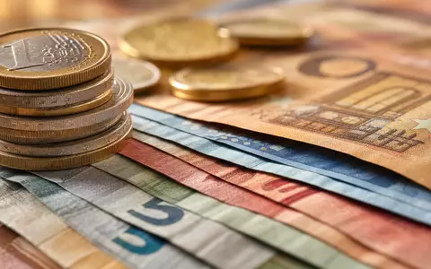 Deutsche Bank AG (DE0005140008) Makroaufnahme zeigt Euro-Banknoten und Münzen, Detailbild typisch für den Bankensektor - Foto: THN