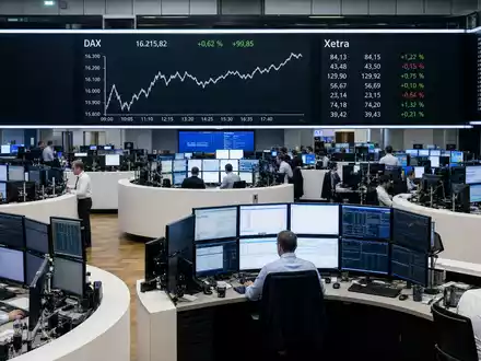 Deutsche Bank AG (DE0005140008) Börsen-Editorial zeigt Trading-Floor mit Charts, Symbolbild für Xetra-Handel im Bankensektor - Foto: THN