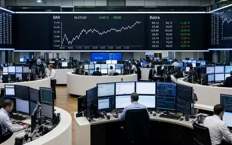 Deutsche Bank AG (DE0005140008) Börsen-Editorial zeigt Trading-Floor mit Charts, Symbolbild für Xetra-Handel im Bankensektor - Foto: THN