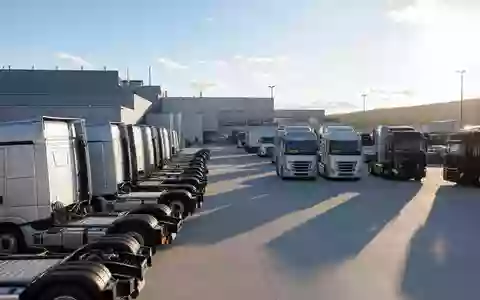 Realistische Aufnahme zeigt Daimler Truck Holding AG DE000DTR0CK8 mit generischen schweren Lkw auf sonnigem Werksgelände - Foto: THN