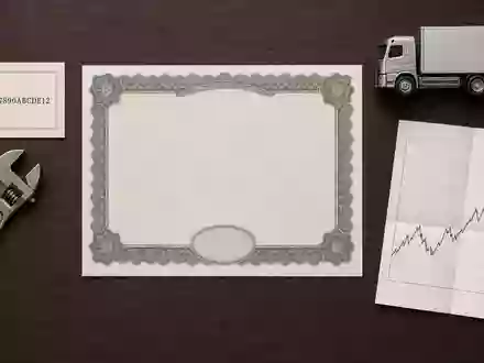 Flatlay-Arrangement zeigt Daimler Truck Holding AG DE000DTR0CK8 Aktienzertifikat ISIN-Karte neben Werkzeugen der Nutzfahrzeugbranche - Foto: THN