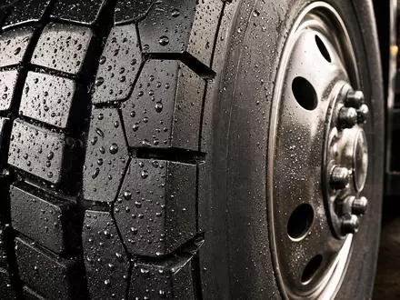 Makroaufnahme zeigt Daimler Truck Holding AG DE000DTR0CK8 Detail eines profilierten Lkw-Reifens mit Metallfelge in Nahaufnahme - Foto: THN
