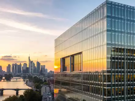 Fotorealistische Frankfurt-Skyline symbolisiert den Sitz der Deutsche Börse AG, ISIN DE0005810055, bei Sonnenuntergang - Foto: THN