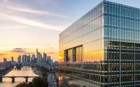 Fotorealistische Frankfurt-Skyline symbolisiert den Sitz der Deutsche Börse AG, ISIN DE0005810055, bei Sonnenuntergang - Foto: THN