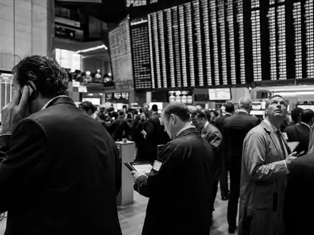 Schwarzweiß-Reportage vom Trading-Floor illustriert das Geschäftsfeld der Deutsche Börse AG, ISIN DE0005810055 - Foto: THN