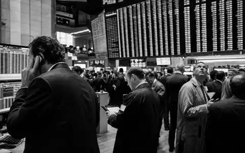 Schwarzweiß-Reportage vom Trading-Floor illustriert das Geschäftsfeld der Deutsche Börse AG, ISIN DE0005810055 - Foto: THN