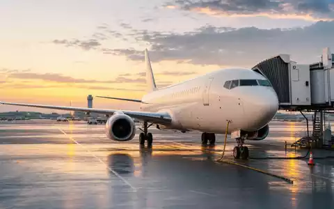 Fotorealistisches Flugzeug am Terminal symbolisiert Luftverkehr der Deutsche Lufthansa AG, ISIN DE0008232125, an der Börse - Foto: THN